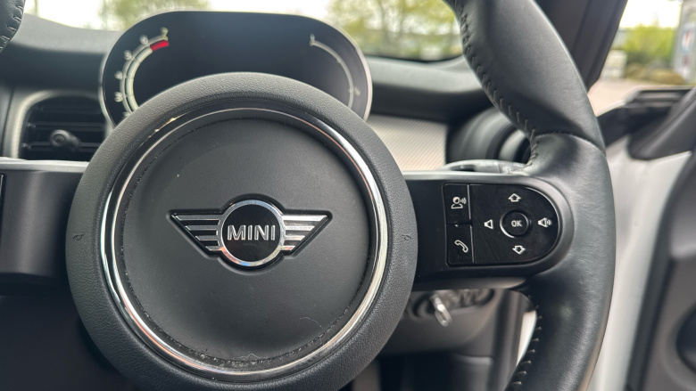 MINI Hatchback 1.5 Cooper Exclusive Premium 3dr Auto Petrol Hatchback